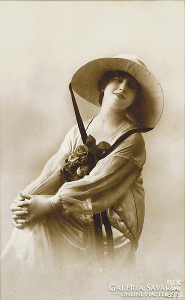 Antik, francia képeslap bekeretezve, fiatal nő kalapban.