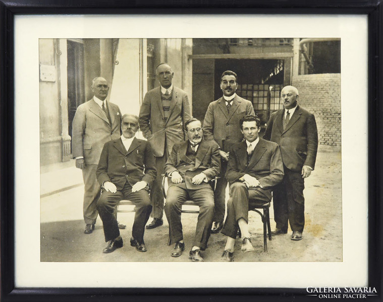 An important group picture of men, perhaps depicting the leaders of a company. Original paper image.