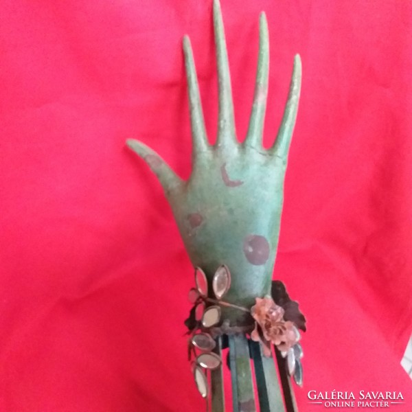 Old metal flower-decorated desk jewelry holder hand. 47 Cm.