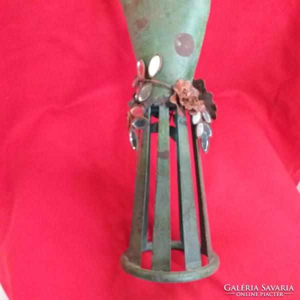 Old metal flower-decorated desk jewelry holder hand. 47 Cm.