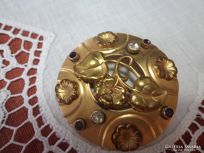 Art Nouveau brooch with garnet stones
