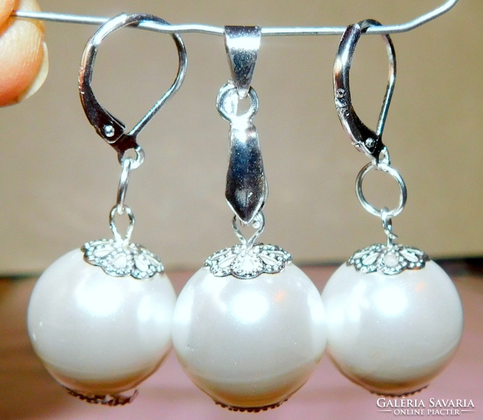 Off-white shell pearl pearl lace ornate earrings and pendant set