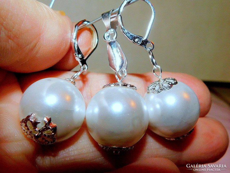 Off-white shell pearl pearl lace ornate earrings and pendant set