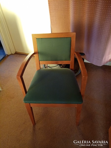 Formatervezett  modern  karos szék zöld kárpittal