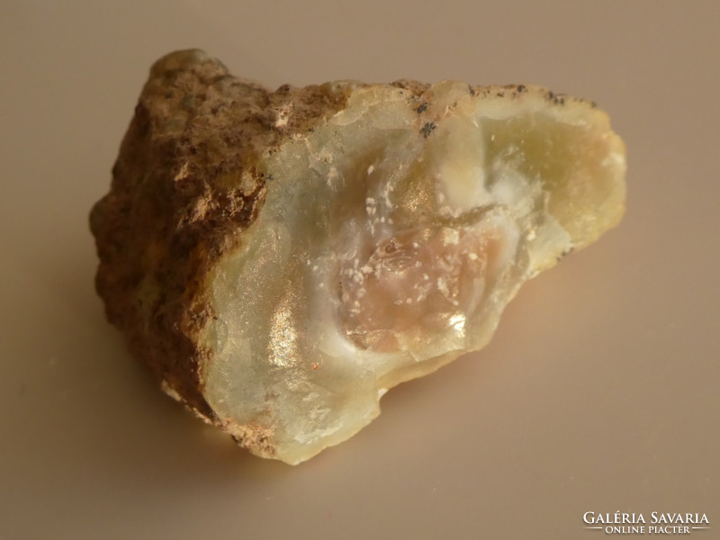 Természetes zöld Opál rög halvány narancssárga maggal a közepén. Gyűjteményi ásvány. 15 gramm