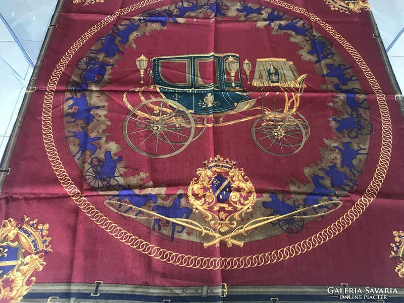 Wool effect acrylic scarf with coat of arms and carriage pattern, 100 x 100 cm