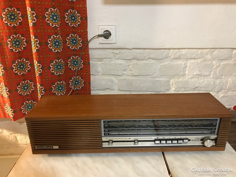 Nordmende brand tube radio.1970. Approx. Size: 16x60 cm would need some repair but it works.
