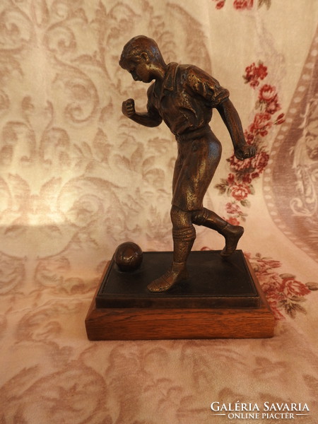 Bronz focista szobor - jelzett