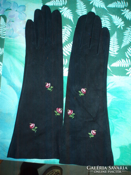 Vintage black suede glove with tipo embroidery