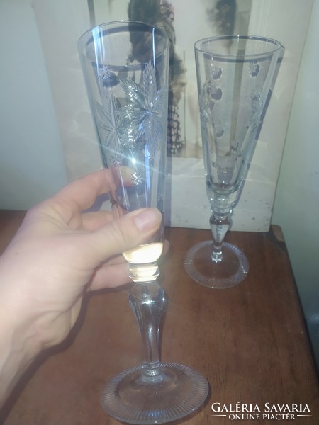 Casual champagne glasses with lead crystal on lips