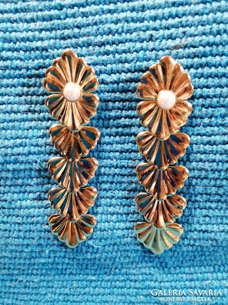 Long gold colored earrings (104)