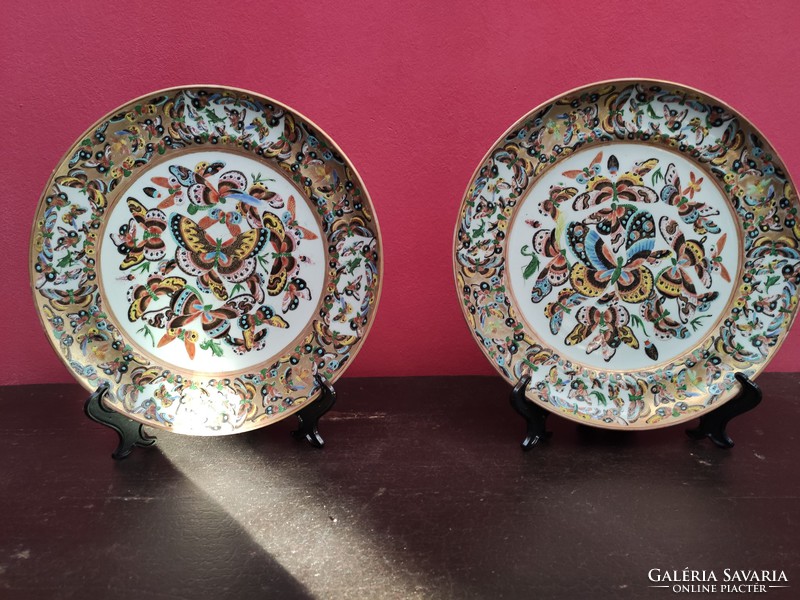 Couple with antique chinese porcelain plate.