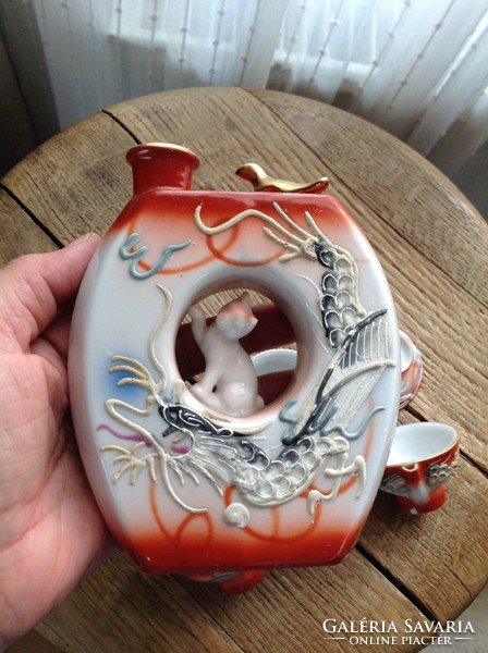 Régi Japán kézzel festett sárkányos italos készlet különleges pohárral!