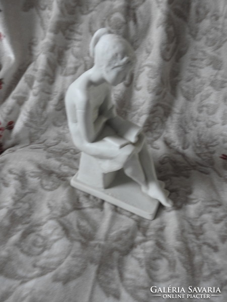 Wallendorf porcelán szobor -  olvasó nő