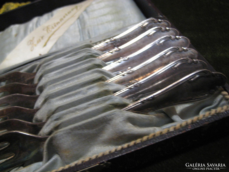 Antique silver-plated (90) cookie forks are 16 cm long in their decorative box
