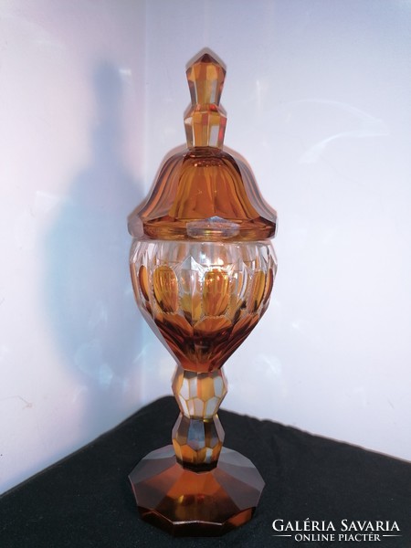 Borostyán színü fedeles kupa, csiszolt üveg