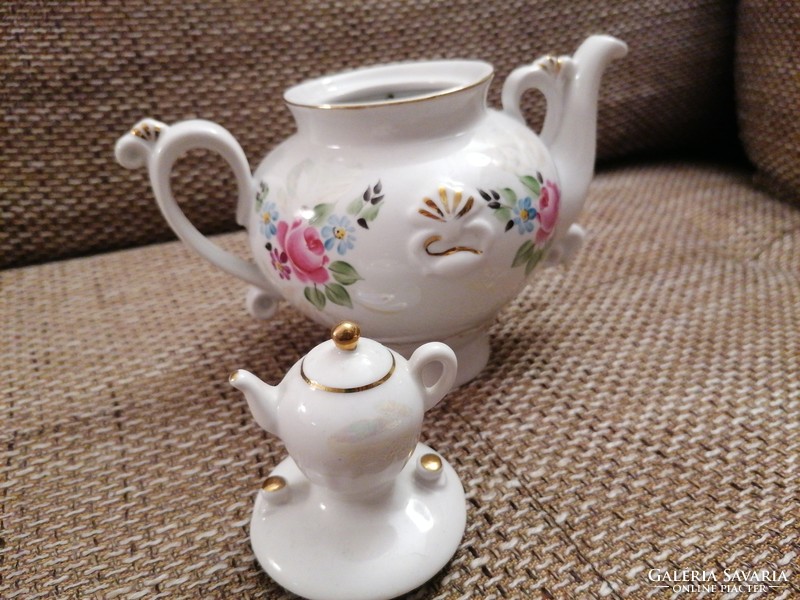 Collector's stunning Siberian porcelain spout. Hand painted, flawless