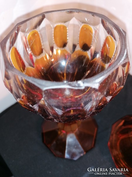 Borostyán színü fedeles kupa, csiszolt üveg