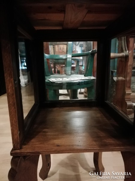 Szecessziós stílusú, vitrines kis asztal
