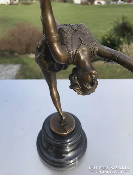 Táncosnő, kezében fáklyával - bronz szobor