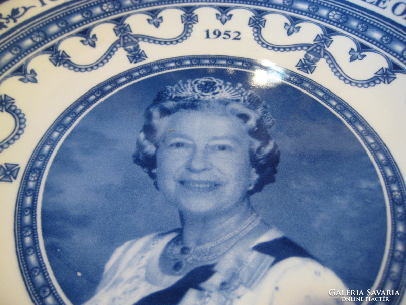 II ,Erzsébet   angol királynő    Wedgwood  , jó nevű  porcelánból  , 22,5 cm
