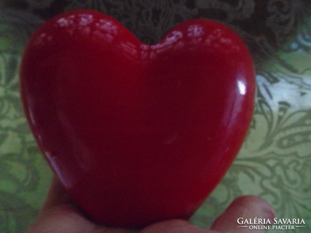 Nagyon szép piros színű szív alakú Szolnay jelzésű váza