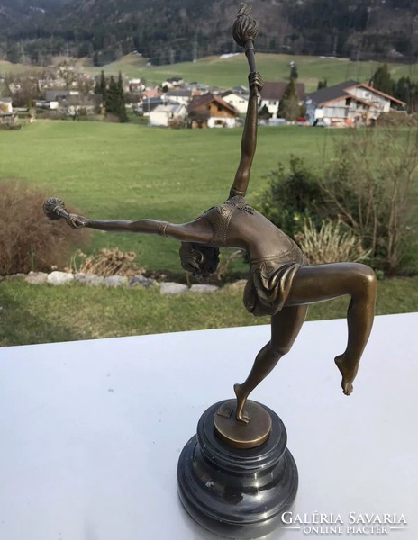 Táncosnő, kezében fáklyával - bronz szobor