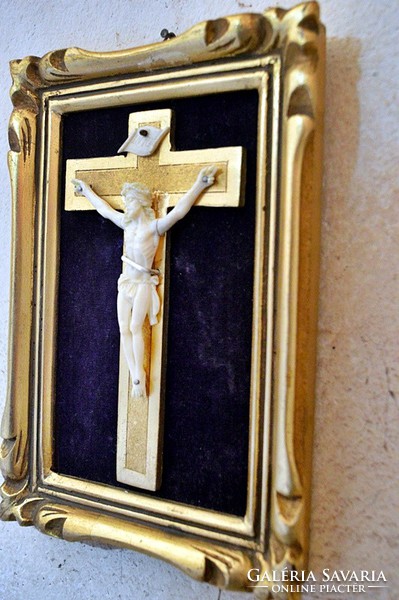 61. Antik CSONT Jézus Krisztus (8.5 cm), Korpusz, feszület, kereszt, 21 cm-es fa keretben!