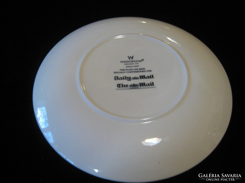 II . Erzsébet   angol királynő  , emlék tányér ,  Wedgwood  , jó nevű  porcelánból  , 22,5 cm