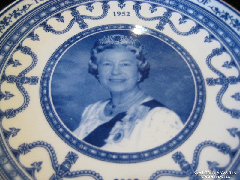 II . Erzsébet   angol királynő  , emlék tányér ,  Wedgwood  , jó nevű  porcelánból  , 22,5 cm