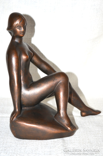 Marked, bronze statue in the gallery (dbz 00129)