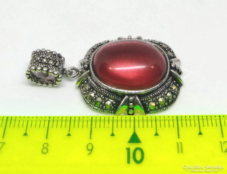 Vörös titánium kristály ovál cabochon medál, markazitos ezüstözött foglalatban S28794