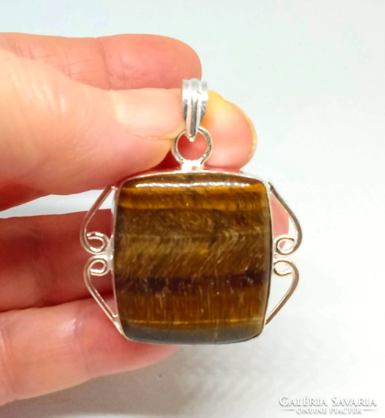 Tiger eye pendant in silver-plated socket