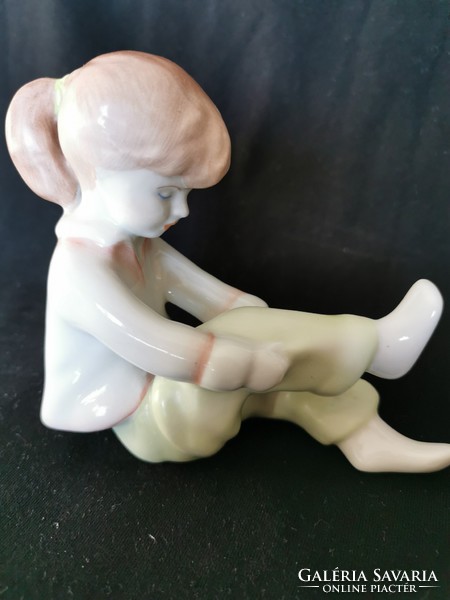 Aquincum little girl in porcelain