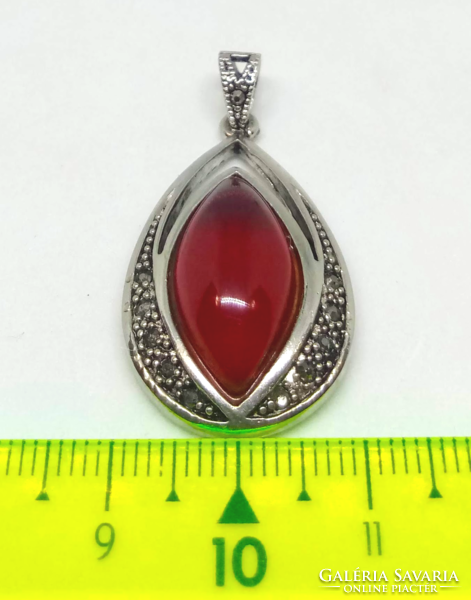 Vörös titánium kristály márkiz cabochon medál, markazitos ezüstözött foglalatban Y43732