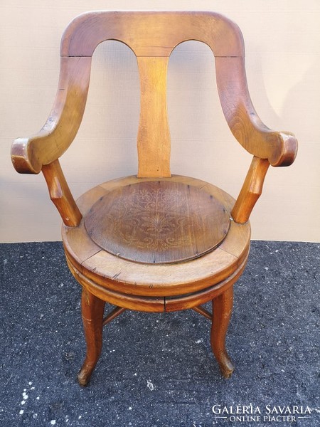 2 db. régi fodrász / borbély szék.