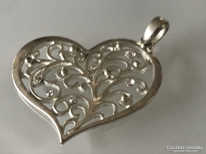 Ezüstözött szív alakú medál cizellált mintával, ragyogó kristályokkal, 4,5 cm