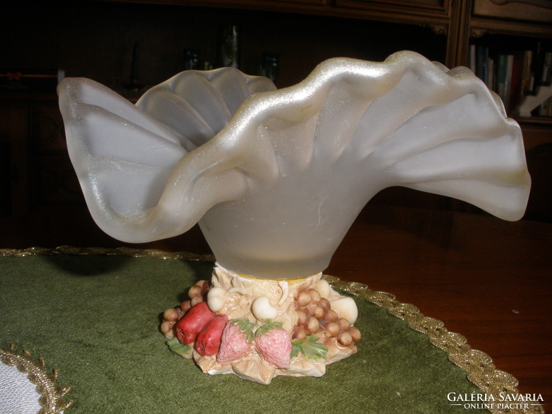Glass centerpiece with ceramic base