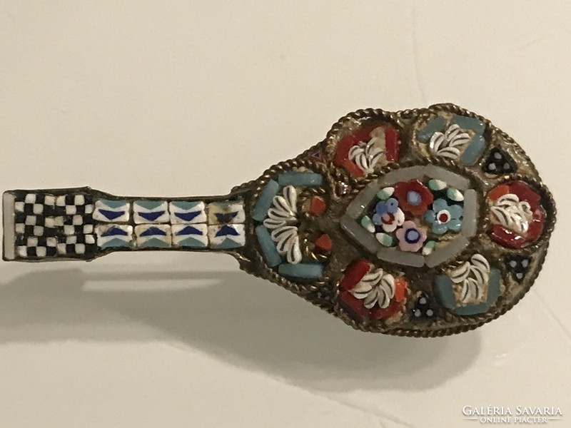 Antik muránói mikromozaik bross mandolint formázva, 4,5 cm hosszú