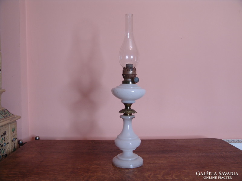 Opál üveg petróleum lámpa