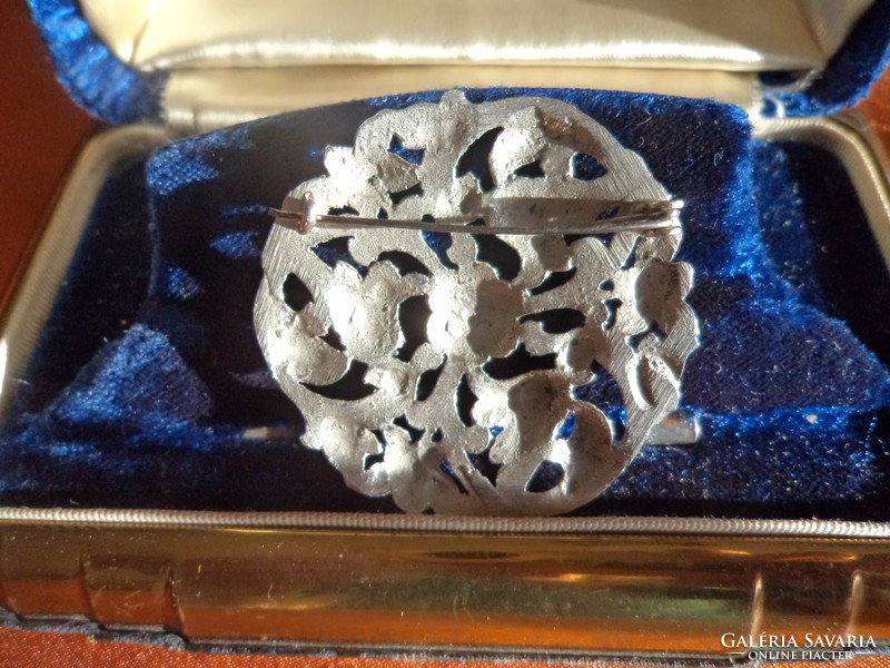 Elegant Art Nouveau brooch