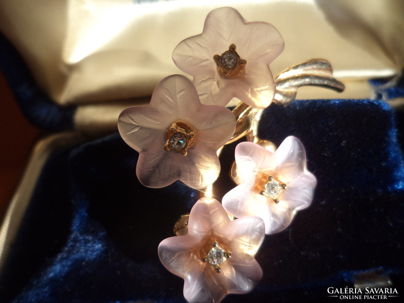 Bouquet of jewelry brooches