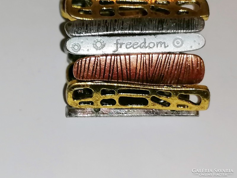 Különleges "Freedom" (Szabadság) karkötő, több színű fémlemezkékből 80.