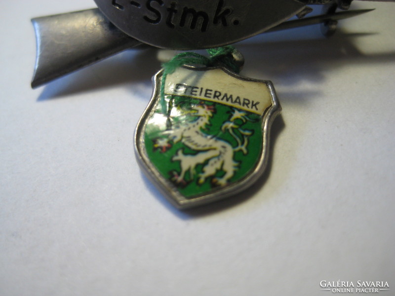 Vadász jelvény  ,  Steiermark  tartomány   címerével kiegészítve , 4,7 cm ,  rézből