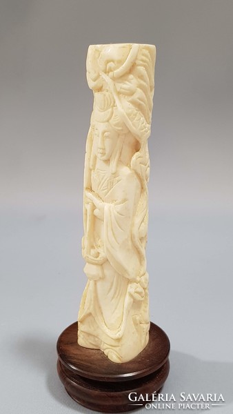 Csontból készült Gésa szobor, dísztárgy