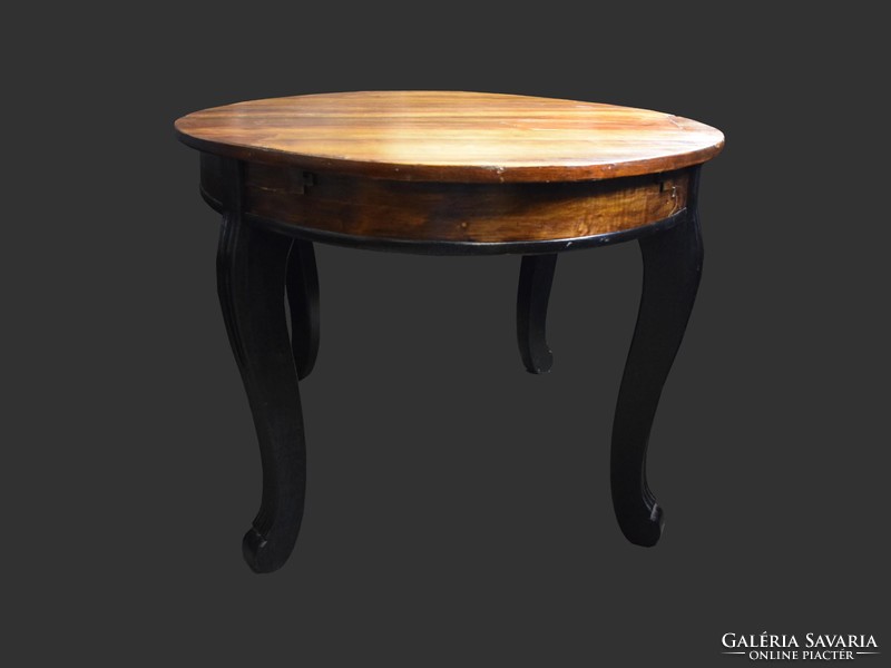 Oval, pull-out dining table
