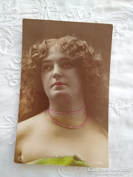 Antik kézzel színezett fotólap/képeslap, hullámos hajú hölgy portréja 1910-es évek