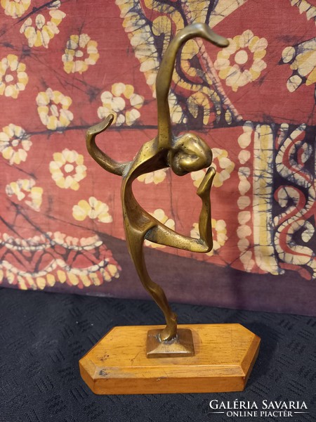 Bronze statue of a dancing lady