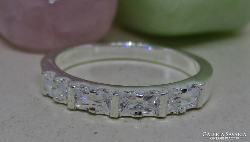 Nagyon elegáns fehér köves ezüst karikagyűrű