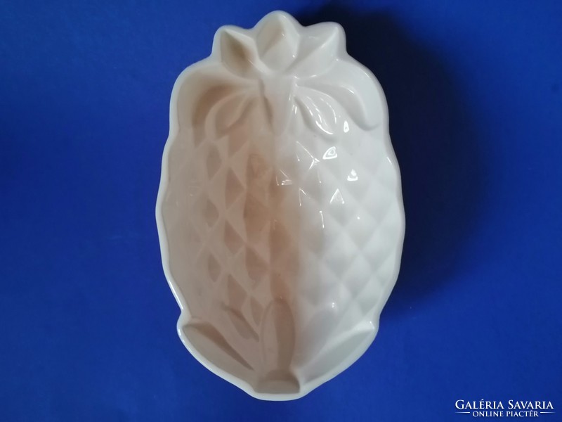 Pineapple shaped aspic ceramic shape